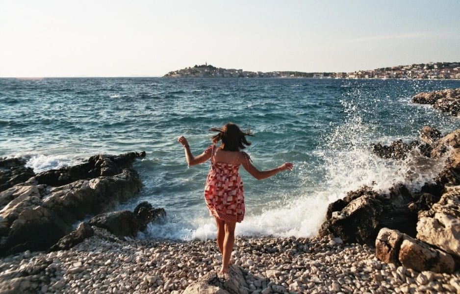 single woman traveling alone