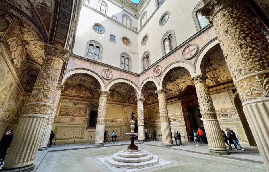 Inside the magnificent buildings of Florence, this show the history of it