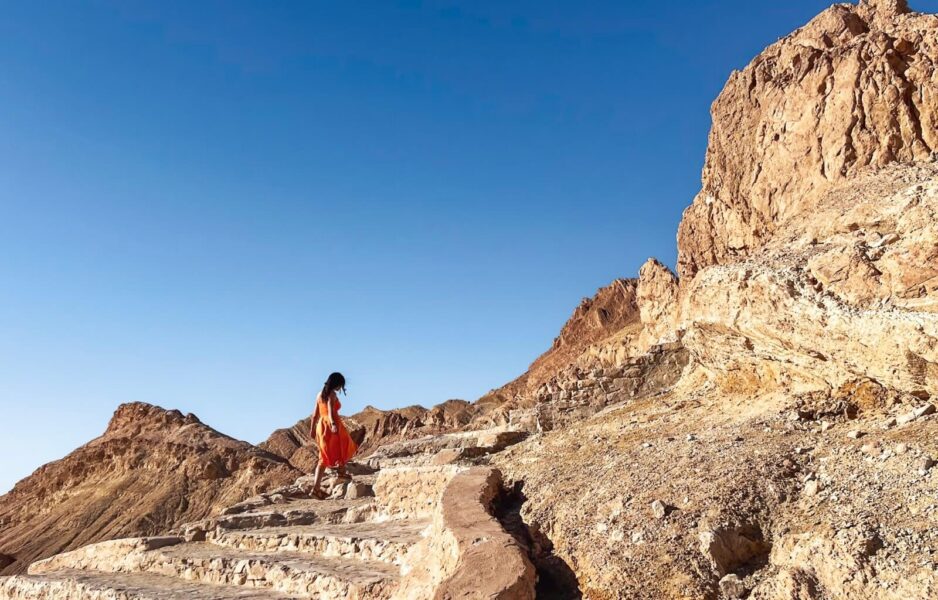 Climbing to the top of Chebika Oasis