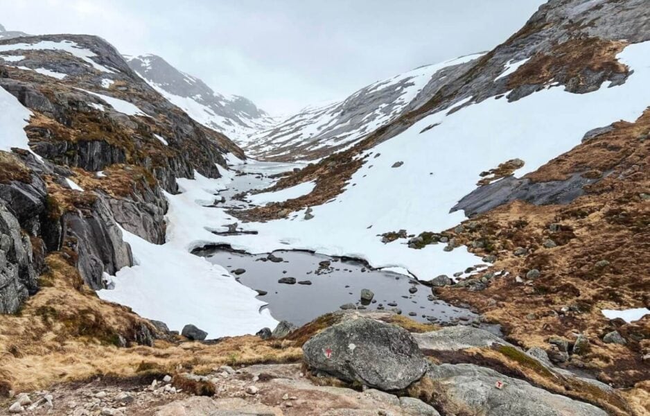 The snowy scenery of our hiking trail to Kjeragbolten