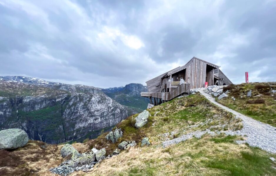 The mountain hut at the start of the hiking trail