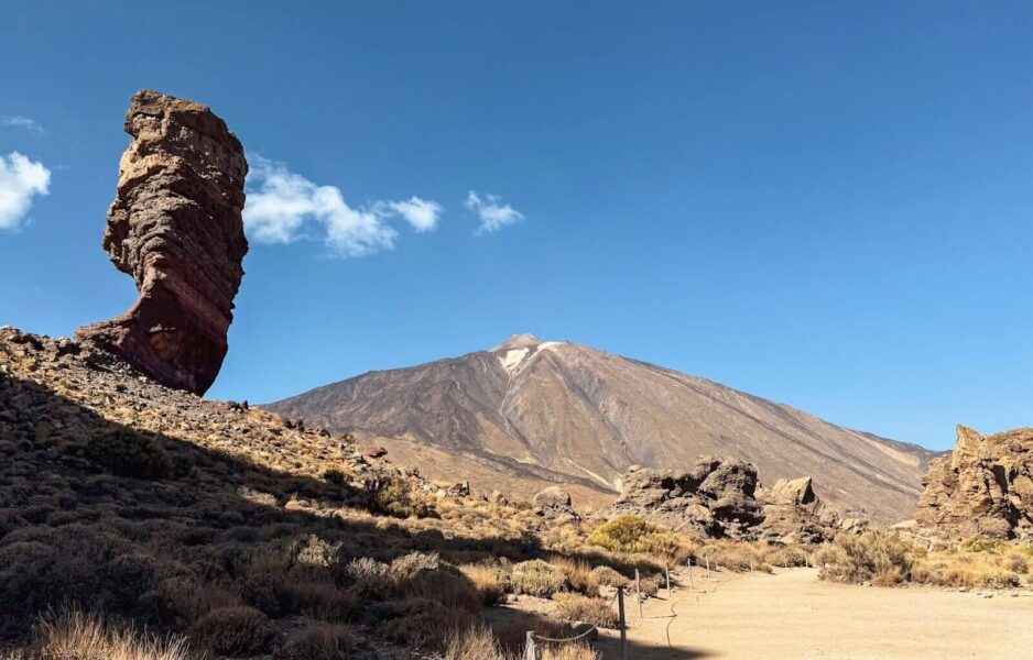 The famous La Roque Cinchado with Mount Teide in the background
